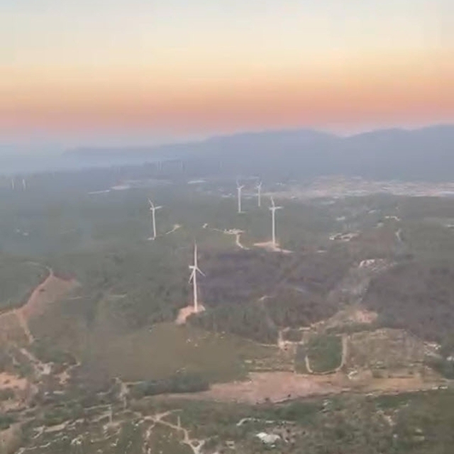 İzmir'de, Urla'daki orman yangını sürüyor; Aliağa'da ot yangını kontrol alt...