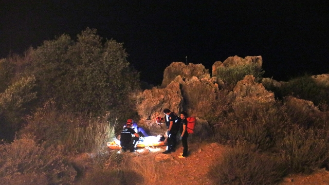 Falezlerden düşüp yaralanan Elif'i itfaiye kurtardı