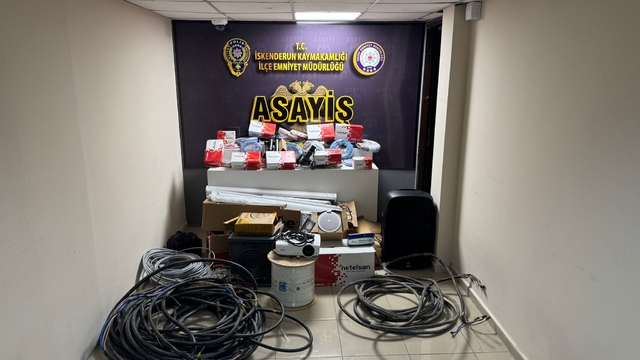 İskenderun'da hırsızlık yaptıkları iddiasıyla yakalanan 3 zanlıdan 2'si tutuklandı