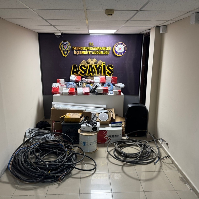 İskenderun'da hırsızlık yaptıkları iddiasıyla yakalanan 3 zanlıdan 2'si tut...