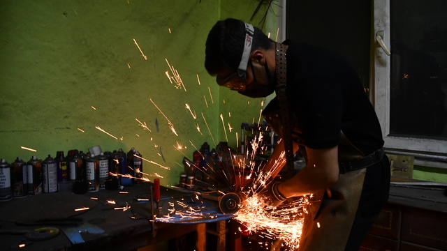 Bıçak merakını mesleğe dönüştürdü, tarihi kılıçların replikalarını üretiyor