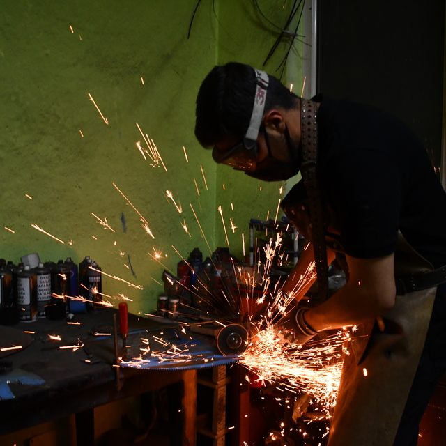 Bıçak merakını mesleğe dönüştürdü, tarihi kılıçların replikalarını üretiyor