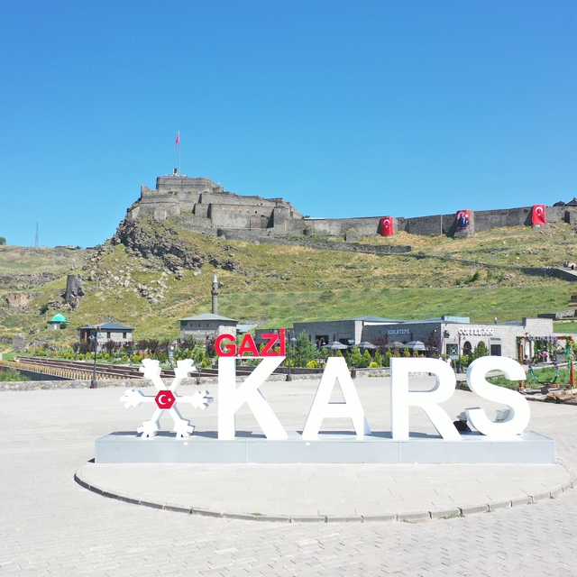 Tarihi Kars Kalesi, kamu binaları ve caddeler "Terörsüz Türkiye"ye destek i...