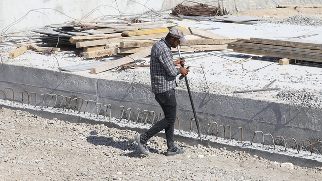 Güneydoğu'nun kavurucu sıcaklarında güneş altında çalışanlar zorlu mesai yapıyor