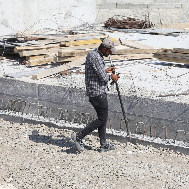 Güneydoğu'nun kavurucu sıcaklarında güneş altında çalışanlar zorlu mesai ya...