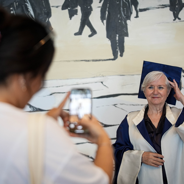 Emekli inşaat mühendisi, 64 yaşında resim bölümünü dereceyle bitirdi