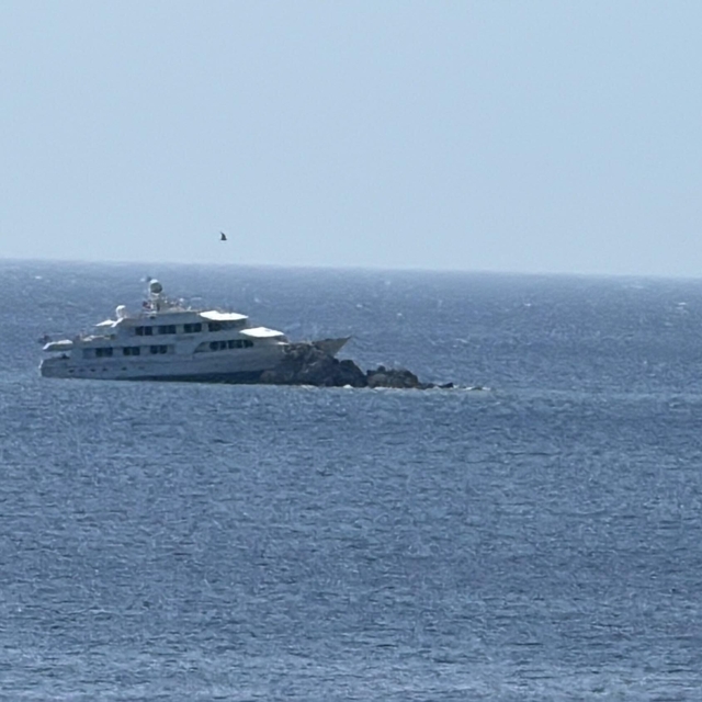 Bodrum'da motoryat kayalıklara çarptı