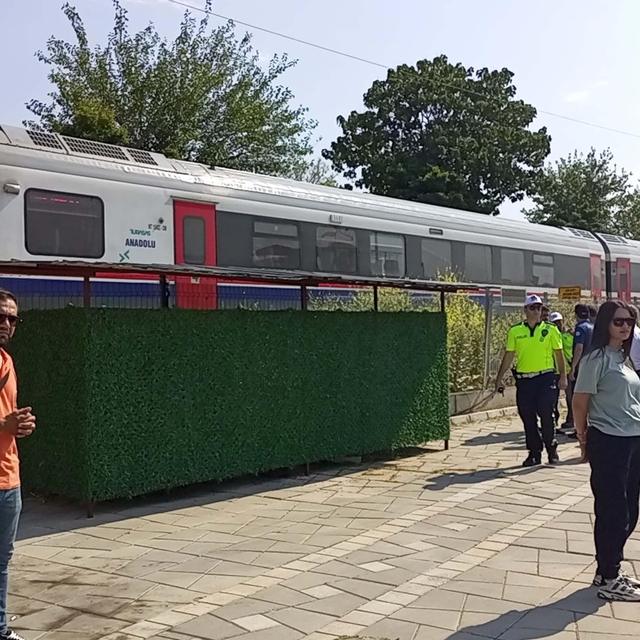 Raylardan geçerken yolcu treni çarptı, öldü