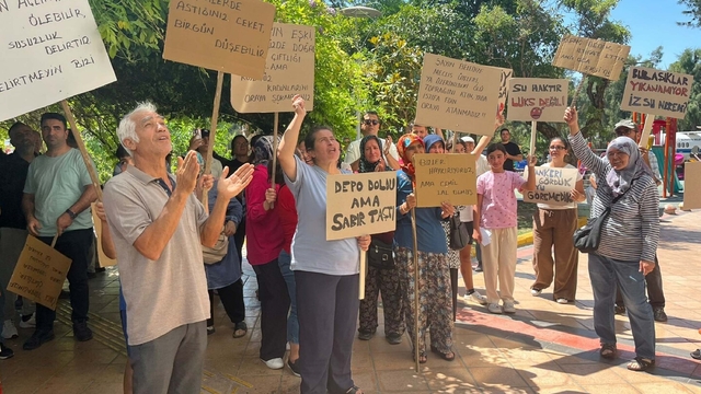 İzmir'de Yakaköy Mahallesi sakinlerinden 'su' eylemi