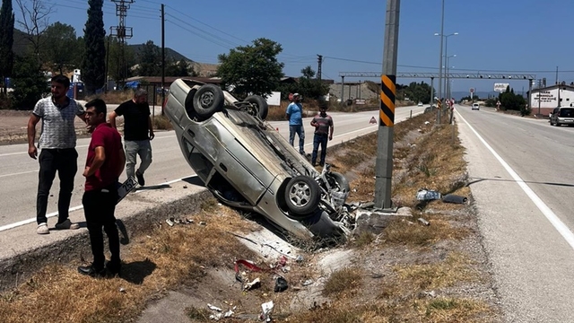 Boyabat'ta devrilen otomobilin sürücüsü yaralandı