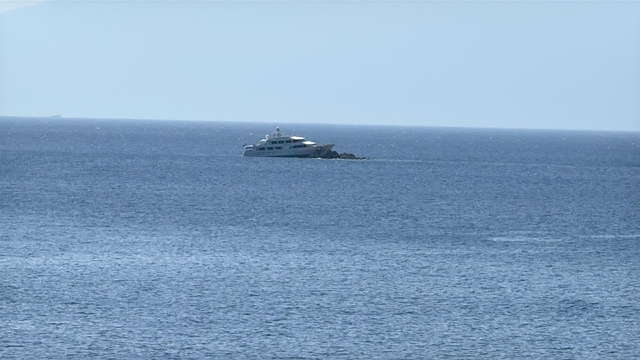 Bodrum açıklarında bir motoryat kayalıklara çarptı