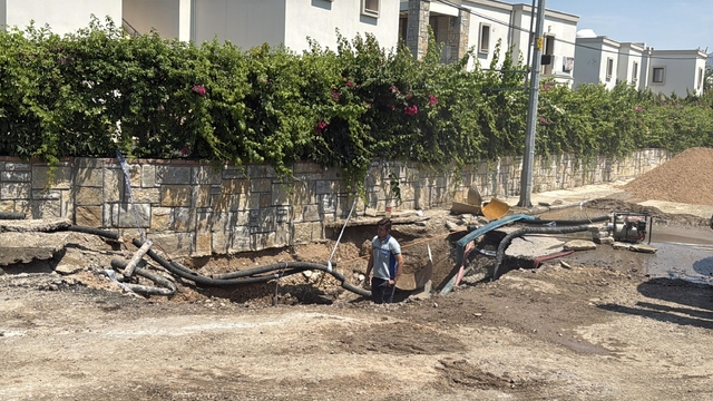 Bodrum'da ana su isale hattı patladı, yol trafiğe kapandı
