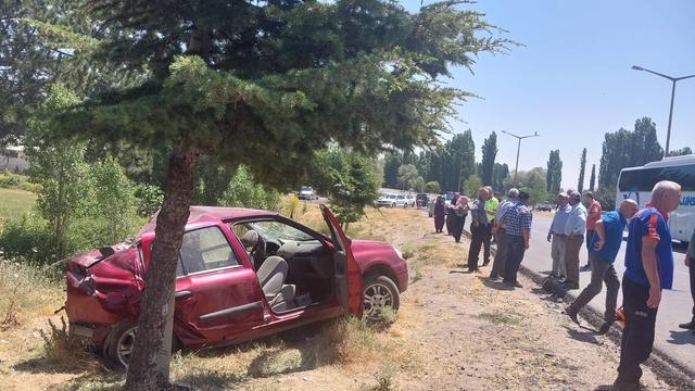 Afyonkarahisar'da tırın otomobile çarptığı kazada 1 kişi öldü, 5 kişi yaralandı