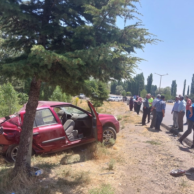 Afyonkarahisar'da tırın otomobile çarptığı kazada 1 kişi öldü, 5 kişi yaral...