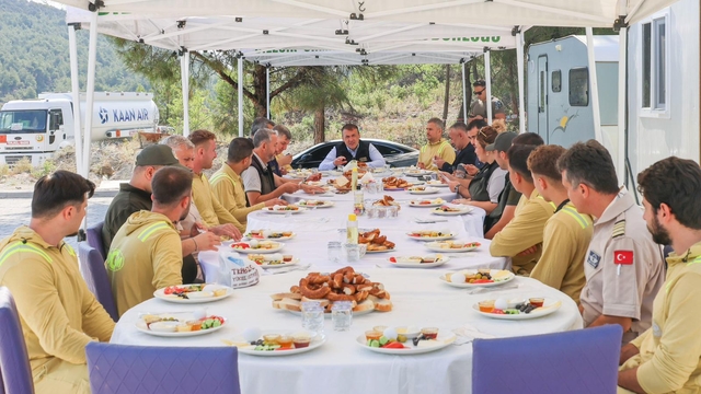 Bilecik Valisi Sözer, orman yangınlarıyla mücadele eden personelle buluştu