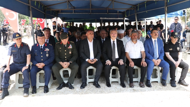 Adana'da Demokrasi ve Milli Birlik Günü dolayısıyla şehitlikler ziyaret edildi