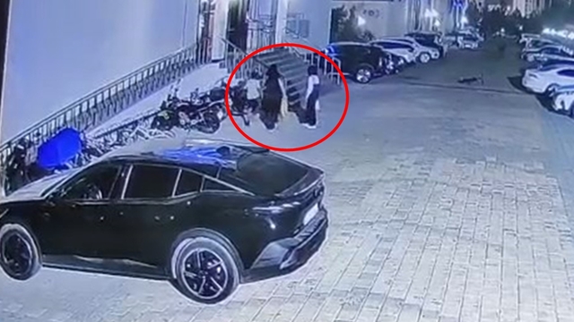 Oğlu ile tartışan çocuğa silah çekip, havaya ateş etti; o anlar kamerada