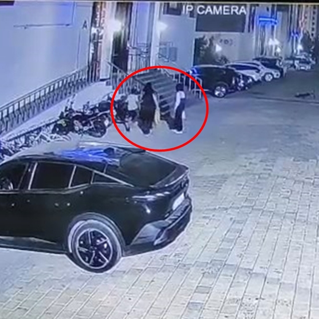 Oğlu ile tartışan çocuğa silah çekip, havaya ateş etti; o anlar kamerada