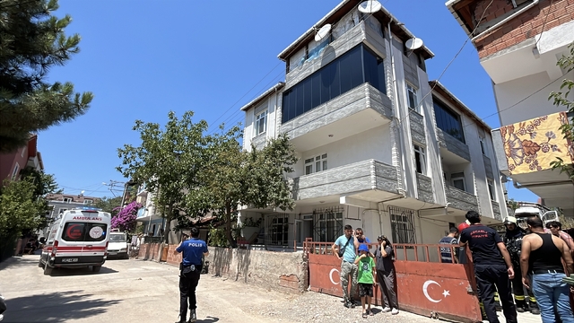 3 katlı apartmandaki yangına müdahale
