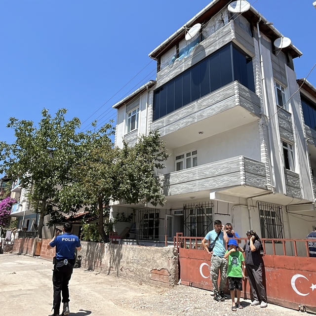 3 katlı apartmandaki yangına müdahale
