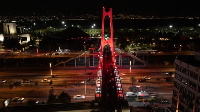 Kocaeli'de üst geçitler "Terörsüz Türkiye"ye destek için Türk bayrağının renkleriyle ışıklandırıldı