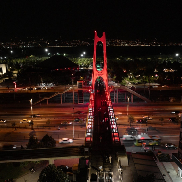Kocaeli'de üst geçitler "Terörsüz Türkiye"ye destek için Türk bayrağının re...