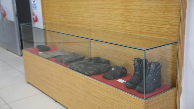 Şehit polis memuru Hamuryen'in fotoğrafları ve üniforması, adının verildiği okulda sergileniyor