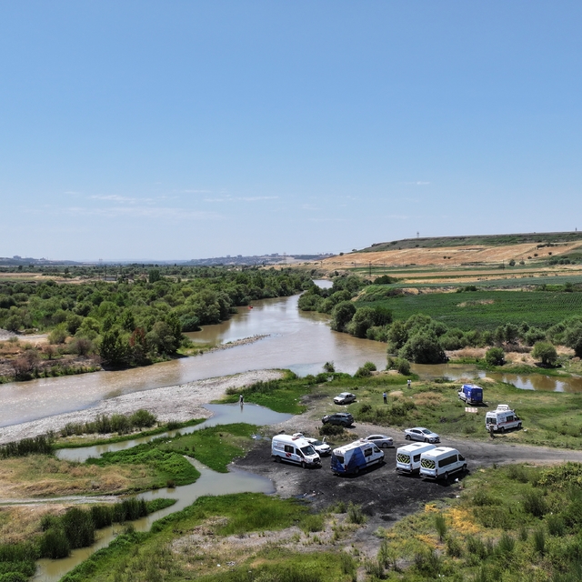 Diyarbakır'da ekipler, kardeşini ve yakınını kurtarmak isterken nehirde kay...