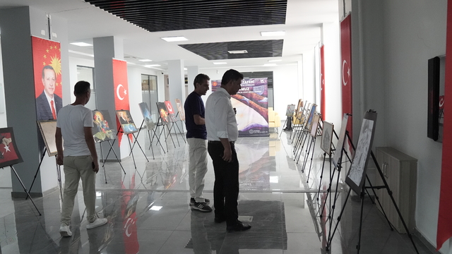 Diyarbakır'da öğrencilerin yaptığı "15 Temmuz" temalı resimlerle sergi açıldı