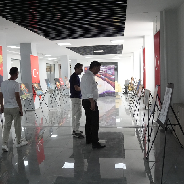 Diyarbakır'da öğrencilerin yaptığı "15 Temmuz" temalı resimlerle sergi açıl...