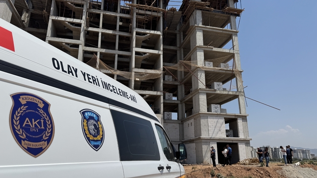 Aydın'da 8. kattan düşen işçi yaralandı