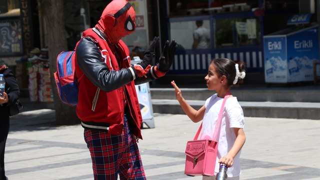 Türkiye'yi gezen "Örümcek Adam" Siirt'te