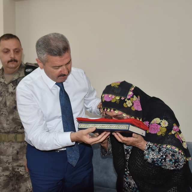 Artvin Valisi Ergün'den 15 Temmuz şehitlerinin ailelerine ziyaret