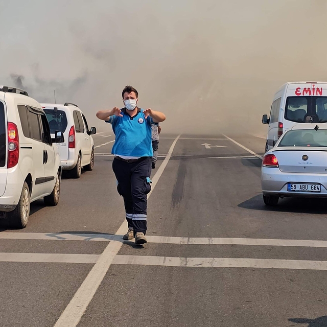 Edirne'de anız yangını; kara yolu kapatıldı (2)