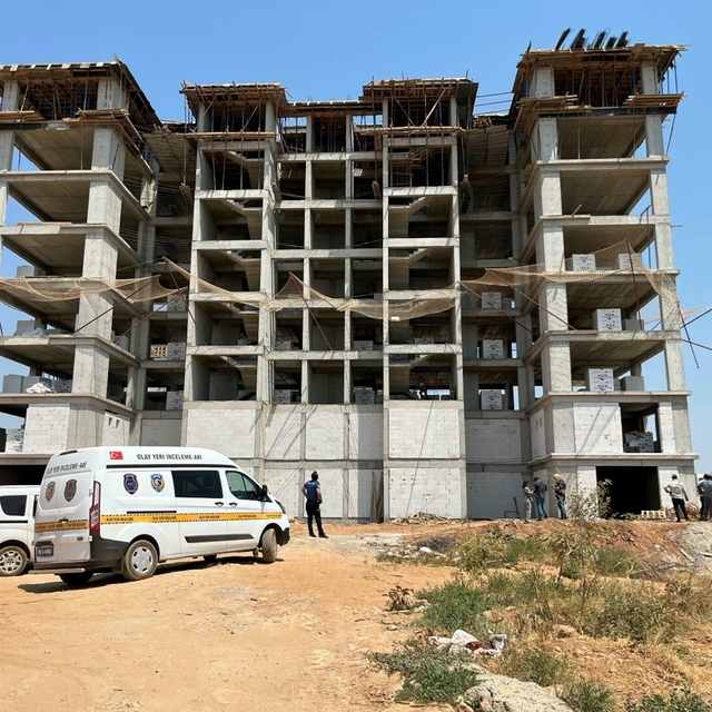 Aydın'da 8'inci kattan düşen inşaat işçisi ağır yaralandı