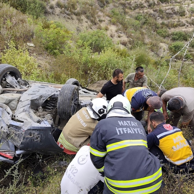 Hatay'da uçuruma yuvarlanan otomobildeki 4 kişi yaralandı