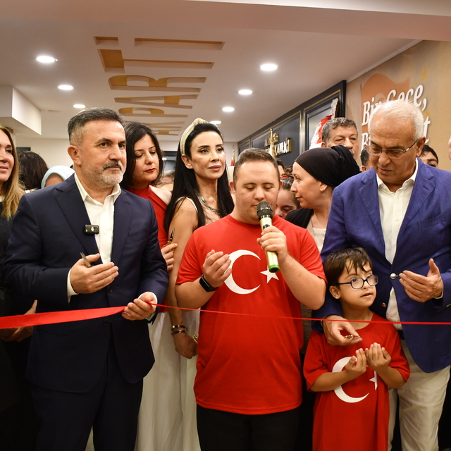 Adana'da özel gereksinimli çocukların yaptığı resimler sergilendi