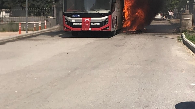 Seyir halindeyken alev alan belediye otobüsü yandı