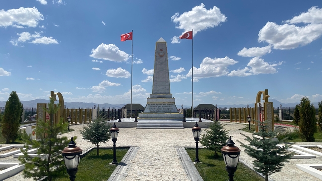 Ağrı'da çevre düzenlemesi tamamlanan şehitlik ziyaret edildi