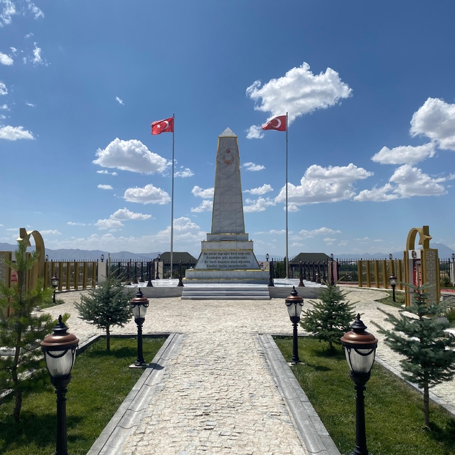 Ağrı'da çevre düzenlemesi tamamlanan şehitlik ziyaret edildi