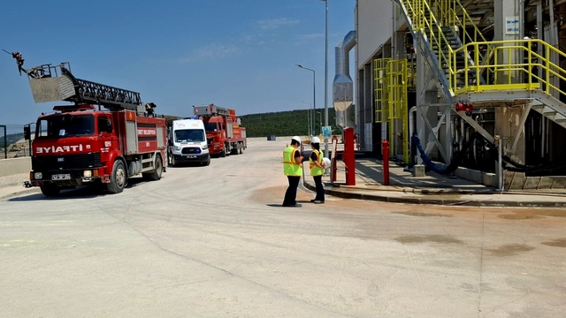 Kütahya'da fabrikada çıkan yangında dumandan etkilenen 2 işçi hastaneye kaldırıldı