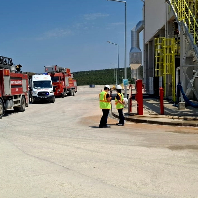 Kütahya'da fabrikada çıkan yangında dumandan etkilenen 2 işçi hastaneye kal...
