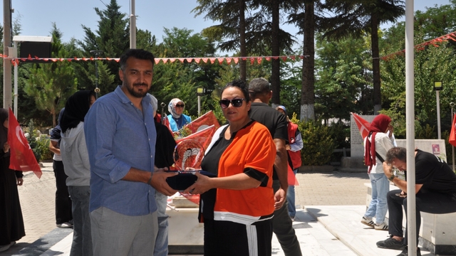 Şehit Ömer Halisdemir anısına 750 kilometre pedal çevirip şehit toprağını kabrine ulaştırdı