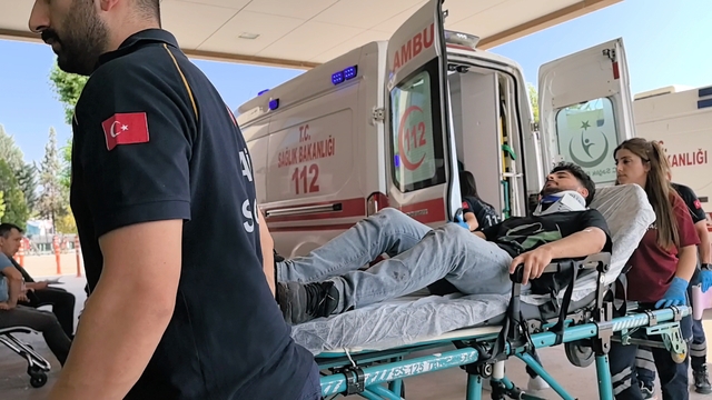 Direğe çarpan otomobilin sürücüsü yaralandı