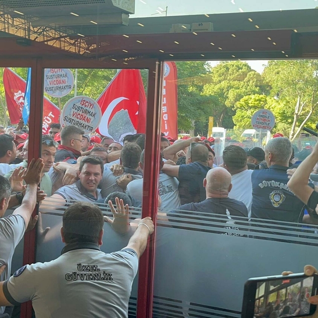 İzmir'de işten çıkarılanların eylemi 6'ncı gününde; meclis önünde arbede çı...