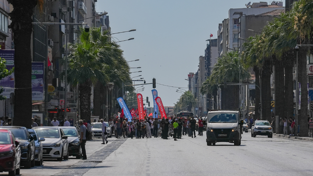 İzmir Büyükşehir Belediyesinden işten atılan işçiler Belediye Meclis Toplantısı'na girmek istedi