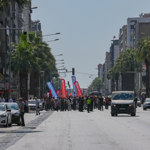 İzmir Büyükşehir Belediyesinden işten atılan işçiler Belediye Meclis Toplan...