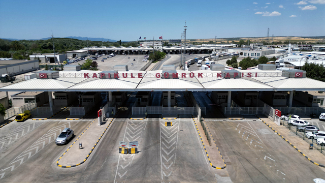 Edirne'deki dört sınır kapısında, tüm zamanların yolcu ve araç giriş rekoru kırıldı