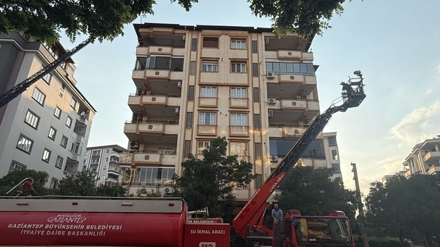 Gaziantep'te apartmanın çatısı yangında hasar gördü