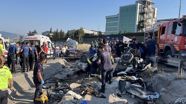 Kocaeli'de iki otomobil ve TIR çarpıştı; 5 ölü, 1 yaralı